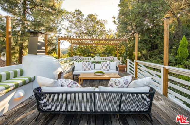 8027 Willow Glen Road, Los Angeles CA: https://media.crmls.org/mediaz/9672a623-efc1-4ec0-806d-c5e6c3a726ab.jpg