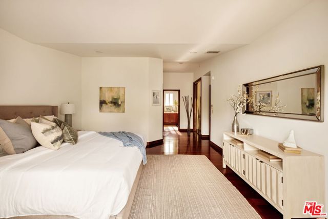 2617 Sleepy Hollow Place, Glendale CA: https://media.crmls.org/mediaz/9672f7c0-9634-43e6-90e2-deb215cbbecf.jpg