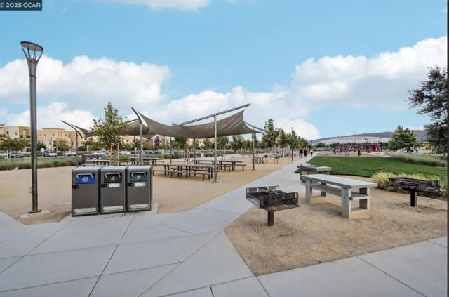 5565 Holly Bay Avenue, Dublin CA: https://media.crmls.org/mediaz/9673f38c-5fc5-40e2-813c-78aaa8560c35.jpg