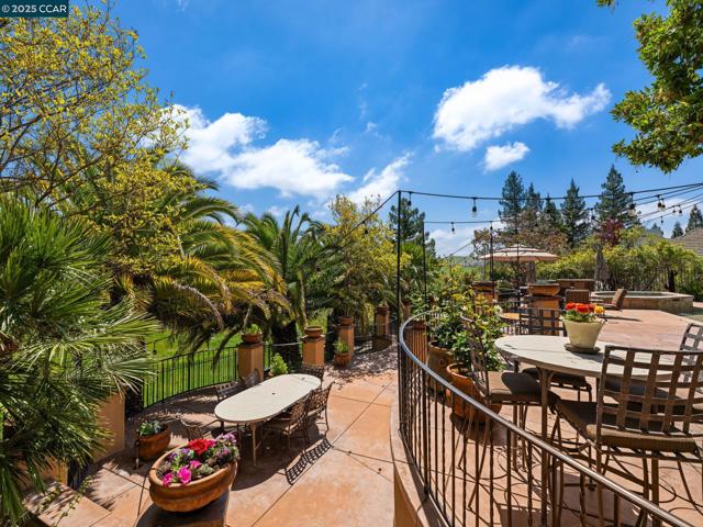 4640 Kingswood Dr, Danville CA: https://media.crmls.org/mediaz/96753114-5372-4193-ab1e-d8a70a502a5a.jpg