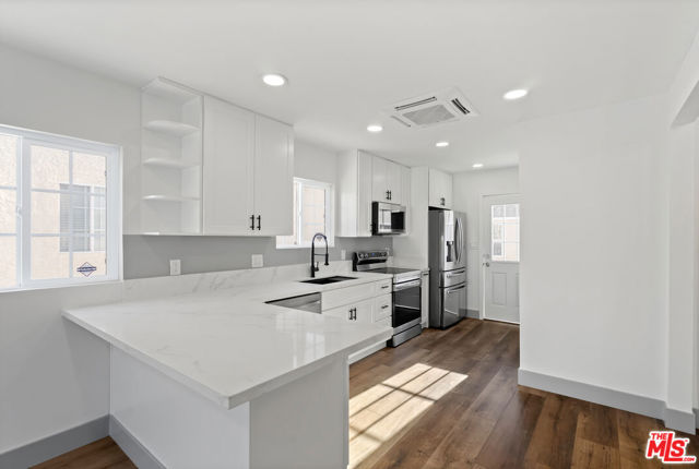 6727 7th Avenue, Los Angeles CA: https://media.crmls.org/mediaz/96770308-7268-4d6e-b336-a5c4a63b9682.jpg