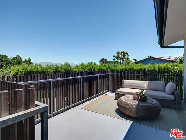 8674 Edwin Drive, Los Angeles CA: https://media.crmls.org/mediaz/967741f3-5dab-45a4-b1e8-522bcd33618b.jpg