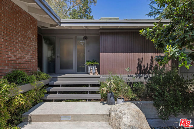 1030 Canon Drive, San Marino CA: https://media.crmls.org/mediaz/9677db3f-447b-462b-aa75-41738fc85d29.jpg