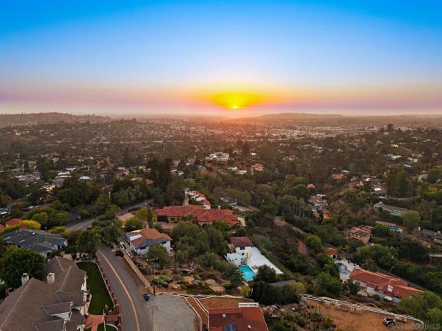 9586 Alto Dr, La Mesa CA: https://media.crmls.org/mediaz/96784e9b-d7cb-41e5-bfe0-c680e0a6bf5c.jpg