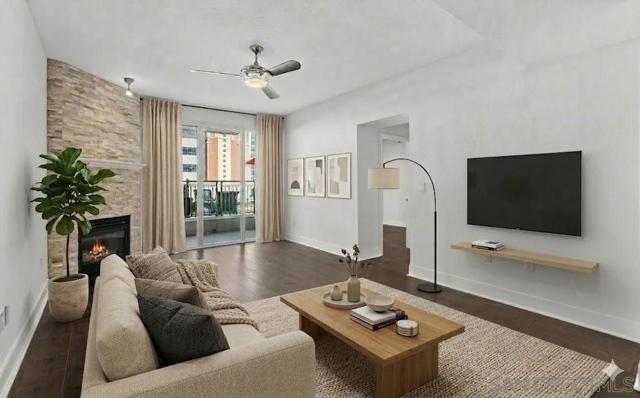 1240 India St, San Diego CA: https://media.crmls.org/mediaz/96785bfa-1797-4879-8089-7232b413e219.jpg