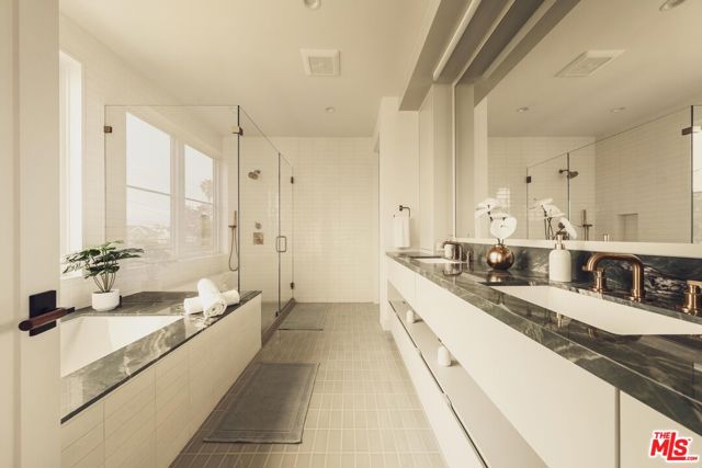 2114 Pier Avenue, Santa Monica CA: https://media.crmls.org/mediaz/9678a278-23b7-457c-bc64-2eeb7968e2ff.jpg