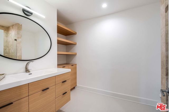 3201 Viola Place, Marina del Rey CA: https://media.crmls.org/mediaz/9678cb3c-1f4d-4e94-818f-02f122c2857f.jpg
