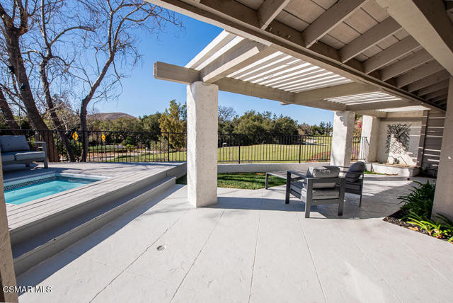 1725 Royal Saint George Drive, Westlake Village CA: https://media.crmls.org/mediaz/96799a90-4710-4744-bbae-eb618dc47b8f.jpg