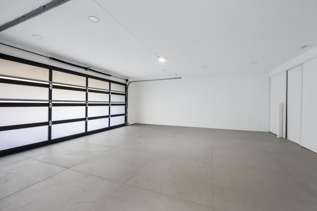 137 Kiva Drive Drive, Palm Desert CA: https://media.crmls.org/mediaz/9679df9e-67ef-413b-ac41-972304ed0dd7.jpg