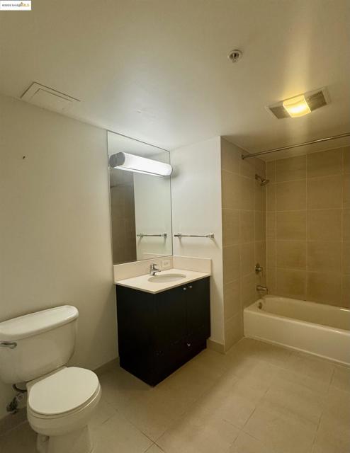 311 Oak St, Oakland CA: https://media.crmls.org/mediaz/9679eb9e-e12b-4741-8f46-4c4c24ab6ecb.jpg