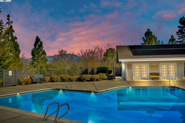 2200 Oneida Cir, Danville CA: https://media.crmls.org/mediaz/967a4c2c-0ebf-43ea-b918-10eb17da107d.jpg
