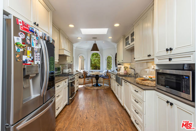 724 N Spaulding Avenue, Los Angeles CA: https://media.crmls.org/mediaz/967ab8d8-1400-48ea-8bae-c2b14b90f761.jpg