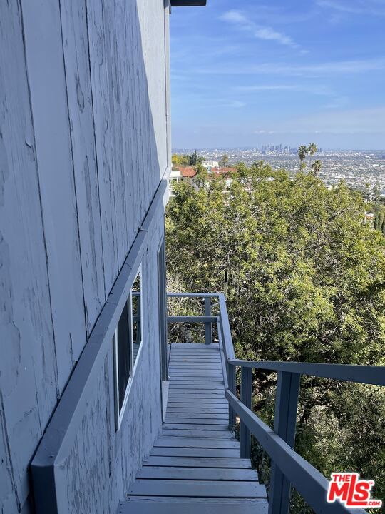 9432 Sierra Mar Place, Los Angeles CA: https://media.crmls.org/mediaz/967ac017-95d1-4c96-9bd0-f837c7ffe398.jpg