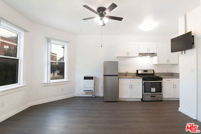 1820 W 11th Street, Los Angeles CA: https://media.crmls.org/mediaz/967bd7ad-ebb2-4ae0-bb77-3982a5a795cb.jpg