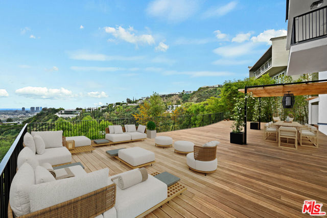1539 Viewsite Drive, Los Angeles CA: https://media.crmls.org/mediaz/967c7734-aef8-47e8-b704-64d8427495d3.jpg