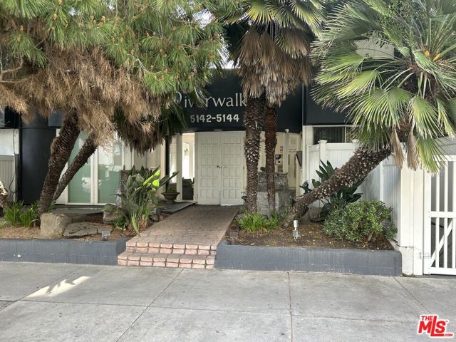 5142 Zelzah Avenue, Encino CA: https://media.crmls.org/mediaz/967dbe4e-a047-47e4-a21d-20f0fd125a04.jpg