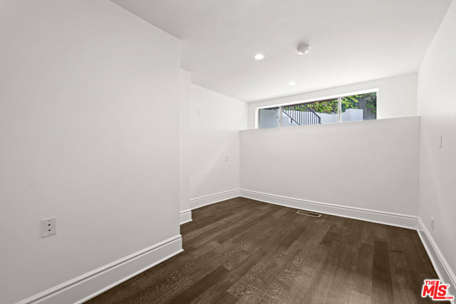 1539 Viewsite Drive, Los Angeles CA: https://media.crmls.org/mediaz/967ebb83-8afe-447a-8892-8da197a2eff2.jpg