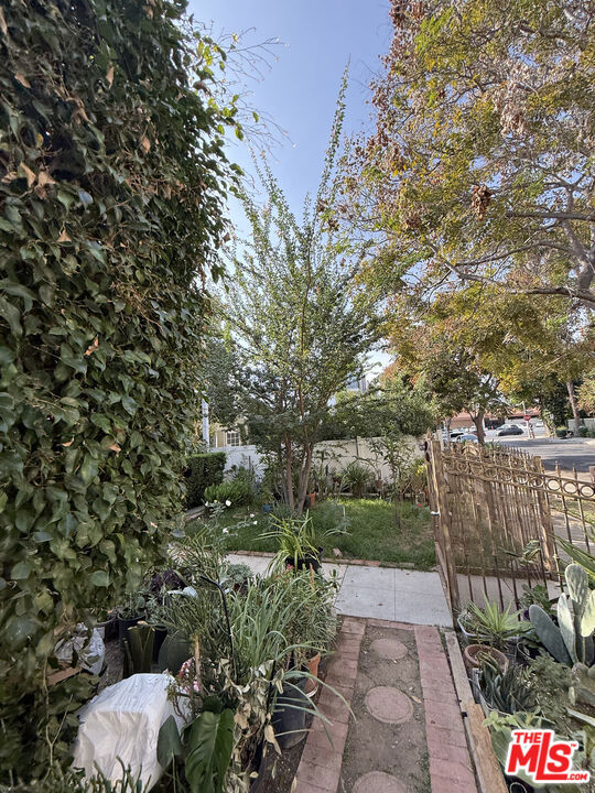 6640 Leland Way, Los Angeles CA: https://media.crmls.org/mediaz/967ed520-185a-4a66-b3fe-ba1928c9059b.jpg