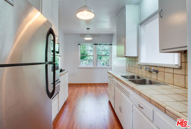 848 MARCO Place, Venice CA: https://media.crmls.org/mediaz/96800896-61d0-4f2a-8d5b-82e1eaf9b000.jpg