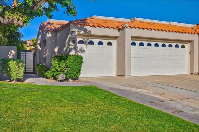 10 Colonial Drive, Rancho Mirage CA: https://media.crmls.org/mediaz/96800b38-d9da-43f7-aaf3-757be5edabe9.jpg