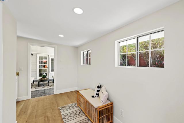 1692 Maryland St, Redwood City CA: https://media.crmls.org/mediaz/96800bc1-d139-407b-83f2-90424845f912.jpg