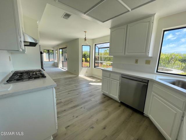 2568 Picadilly Circle, Thousand Oaks CA: https://media.crmls.org/mediaz/96808be2-bb10-40c5-88b5-2e15120acf40.jpg