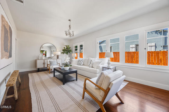 975 N Mentor Avenue, Pasadena CA: https://media.crmls.org/mediaz/96817b35-ff1d-4eba-beb3-295177e1b4f2.jpg