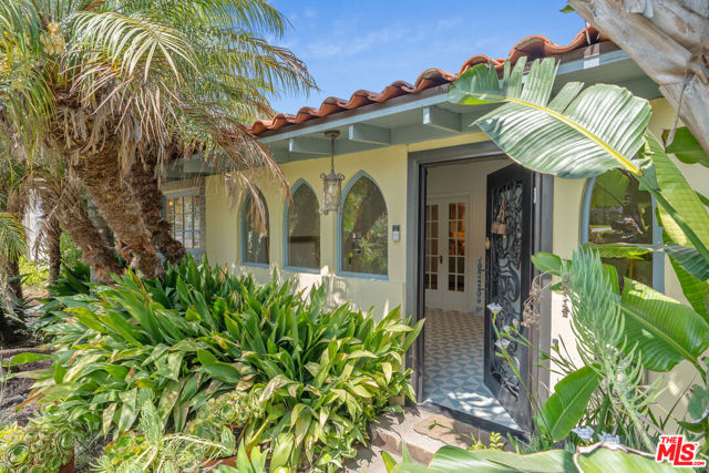 809 S Muirfield Road, Los Angeles CA: https://media.crmls.org/mediaz/96822c68-353d-481d-8b12-900b35a7c1b9.jpg
