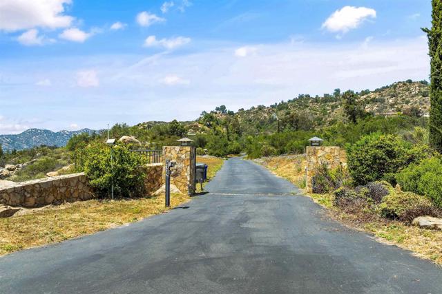 6132 Rainbow Heights Rd, Fallbrook CA: https://media.crmls.org/mediaz/968282a7-8c87-4165-8b27-28831f474d41.jpg