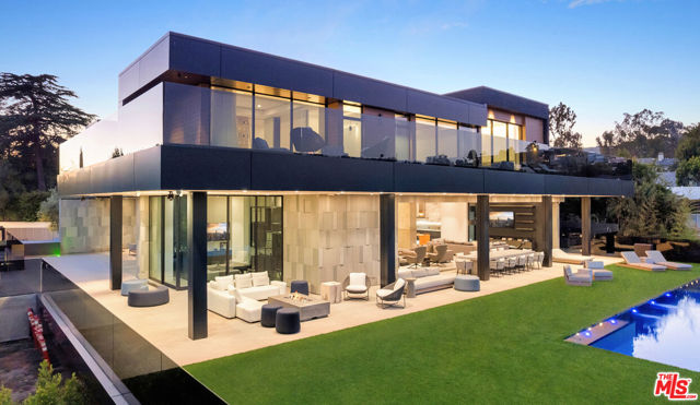1140 Summit Drive, Beverly Hills CA: https://media.crmls.org/mediaz/9682974b-07e8-4f32-9eeb-da0106cce64d.jpg