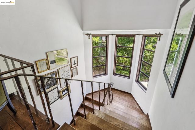 6801 Estates Dr, Oakland CA: https://media.crmls.org/mediaz/96835d1c-021e-442c-a13a-2f8fa303e4f1.jpg