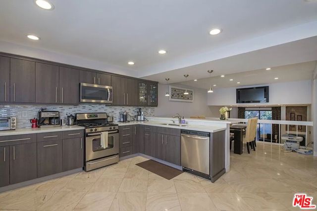 6205 1/2 Nita Avenue, Woodland Hills CA: https://media.crmls.org/mediaz/968483d2-4140-4903-8dc2-e0785928c19b.jpg