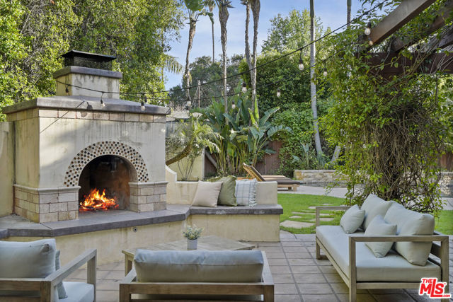13164 Magnolia Boulevard photo 6