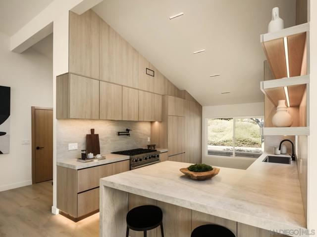 2163 Caminito Circulo Norte, La Jolla CA: https://media.crmls.org/mediaz/9685979e-6b9f-4bbc-a8d4-bc9e5404b0a0.jpg