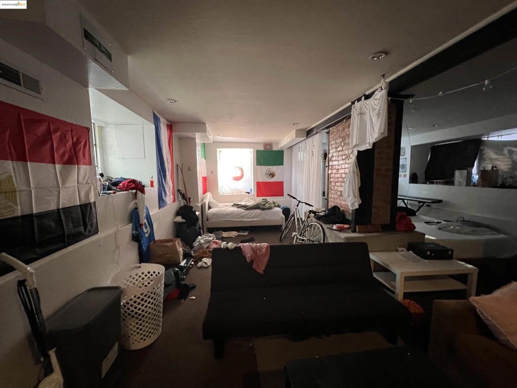 https://media.crmls.org/mediaz/96859af0-49cc-4291-b0d1-589b84a1a618.jpg?preset=X-Large