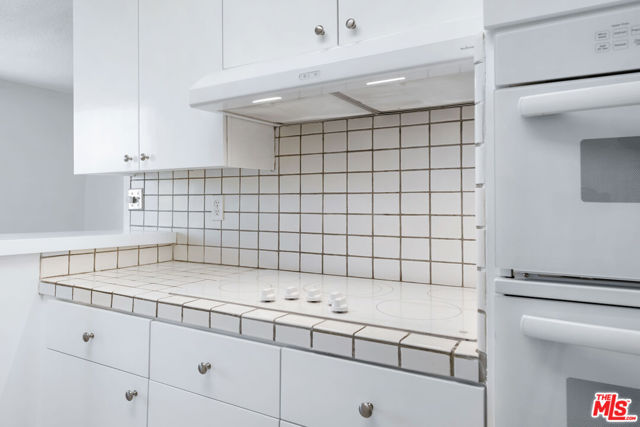 222 7th Street, Santa Monica CA: https://media.crmls.org/mediaz/9685bb25-768b-42c1-a537-0adfeeac11dc.jpg