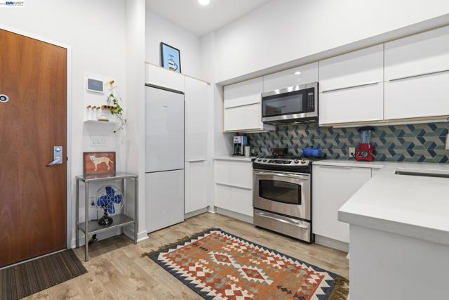 630 Thomas L Berkley Way, Oakland CA: https://media.crmls.org/mediaz/96868cfd-0817-419c-b8f7-ee5674f90588.jpg