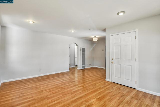 973 Paradise Blvd, Hayward CA: https://media.crmls.org/mediaz/96871872-d4b8-4199-94c6-8b093764ac1e.jpg