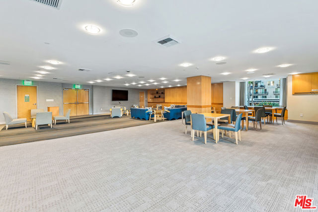 13600 Marina Pointe Drive, Marina del Rey CA: https://media.crmls.org/mediaz/96877823-b4cb-4fc3-95fe-11aa3f6f9546.jpg
