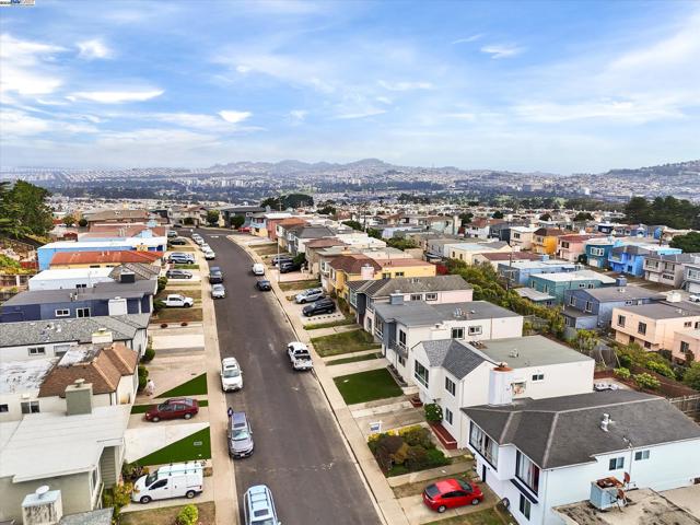 153 Morningside Dr, Daly City CA: https://media.crmls.org/mediaz/96883166-408e-453f-829a-bfcdff0df83f.jpg