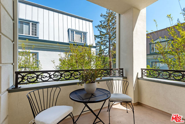 10116 Empyrean Way, Los Angeles CA: https://media.crmls.org/mediaz/96885503-cdf3-44d2-9570-130d8ea6a2bd.jpg