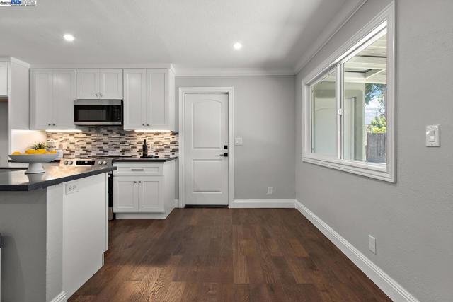 40167 Barbara St, Fremont CA: https://media.crmls.org/mediaz/96889405-1174-4998-b798-28c2e98637b2.jpg