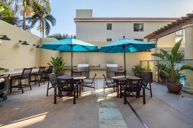 939 Coast Blvd, La Jolla CA: https://media.crmls.org/mediaz/9688d862-3c8f-4386-b33b-c1c19e3eb147.jpg