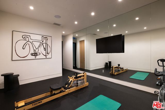815 N Tigertail Road, Los Angeles CA: https://media.crmls.org/mediaz/9688e985-818b-43e7-b2c5-fd514d94f94e.jpg