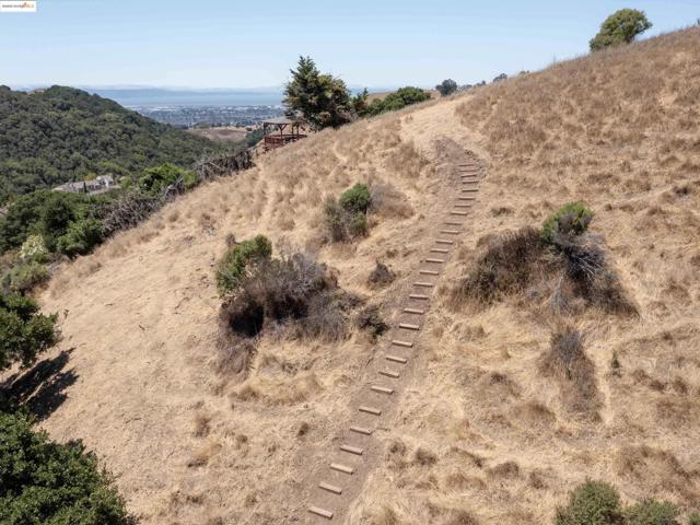 3446 Eureka Ct, Hayward CA: https://media.crmls.org/mediaz/96891d8a-847a-47dc-b945-d51373d2b59c.jpg