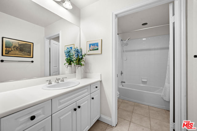 12975 Agustin Place, Playa Vista CA: https://media.crmls.org/mediaz/968a1a18-e110-4b43-a9b0-2db01a89193c.jpg