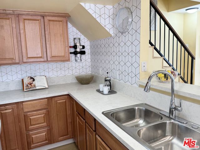 147 West Acacia Avenue, 109 photo 8