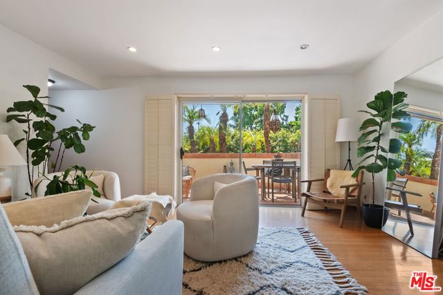 2702 11th Street, Santa Monica CA: https://media.crmls.org/mediaz/968a4c30-85db-40a9-b2df-d49d13eb8712.jpg