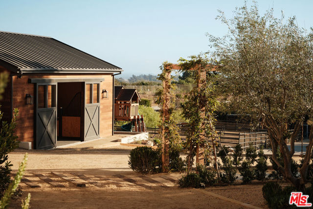 29685 Cuthbert Road, Malibu CA: https://media.crmls.org/mediaz/968a5454-992e-4e54-9ba1-efe68b021f24.jpg