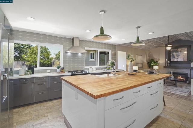 5665 Lewis Way, Concord CA: https://media.crmls.org/mediaz/968a6131-d015-4077-9356-e580e36b9a36.jpg